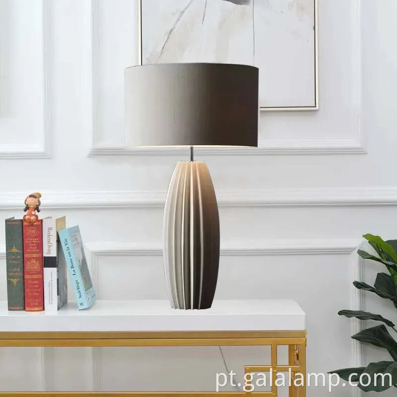 Lâmpadas de mesa cerâmicas de inspiração vintage para espaços aconchegantes